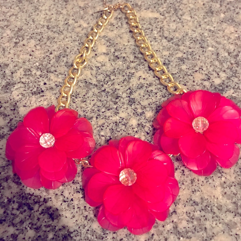 Necklace pink flowers new like condition
